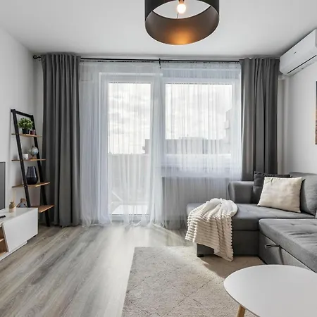 Airport Apartment *