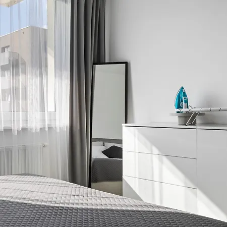 Airport Apartment *