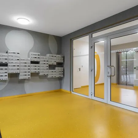 Airport Apartment *